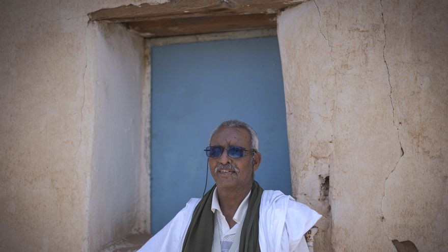 El saharaui Abdeluadud Mohamed, extrabajador de la empresa española de explotación de fosfatos, Fosbucraa en el Sáhara Occidental, en el campamento de refugiados saharauis de Ausserd (Tinduf, Argelia).