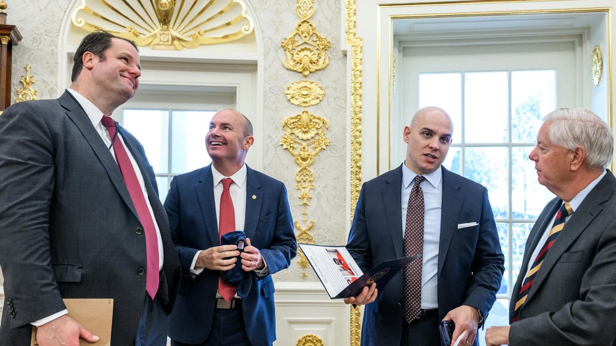 James Braid, director de la Oficina de Asuntos Legislativos de la Casa Blanca; Mike Lee, congresista de Utah; James Blair, subjefe de gabinete de la Casa Blanca; y Lindsey Graham, senador de California del Sur, en la Casa Blanca, el 21 de octubre de 2025.