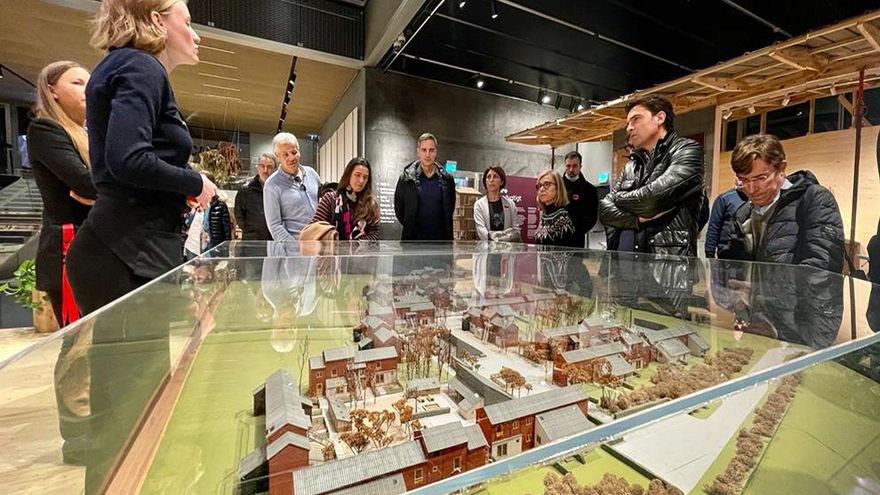 Alberto Bayona, segundo por la derecha, durante la visita al Centro Danés de Arquitectura en Copenhague.