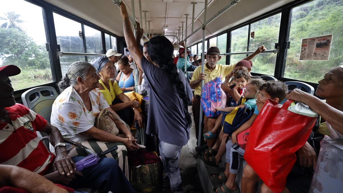 Un grupo de personas es evacuada ante la llegada del huracán Melissa este martes, en Santiago de Cuba.