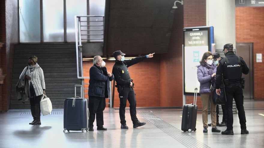 Agentes la Policía Nacional realizan controles de movilidad en la estación de AVE Puerta de Atocha, en Madrid, el pasado mes de diciembre