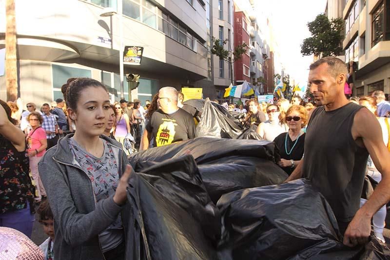 Manifestación contra las prospecciones petrolíferas en Las Palmas de Gran Canaria. (Brissón Reyes).