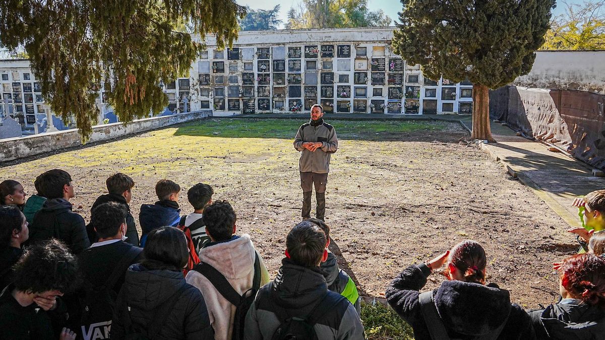 Visita escolar a las exhumaciones de las fosas del cementerio de La Salud de Córdoba.