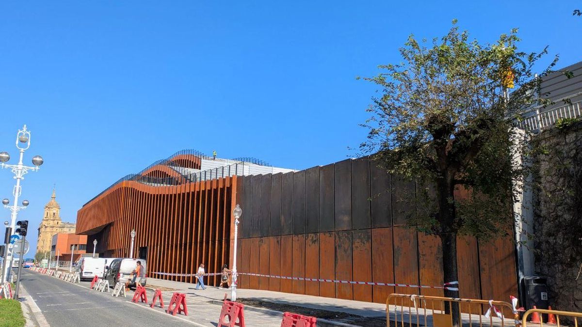 Vista del edificio desde la parte de atrás.