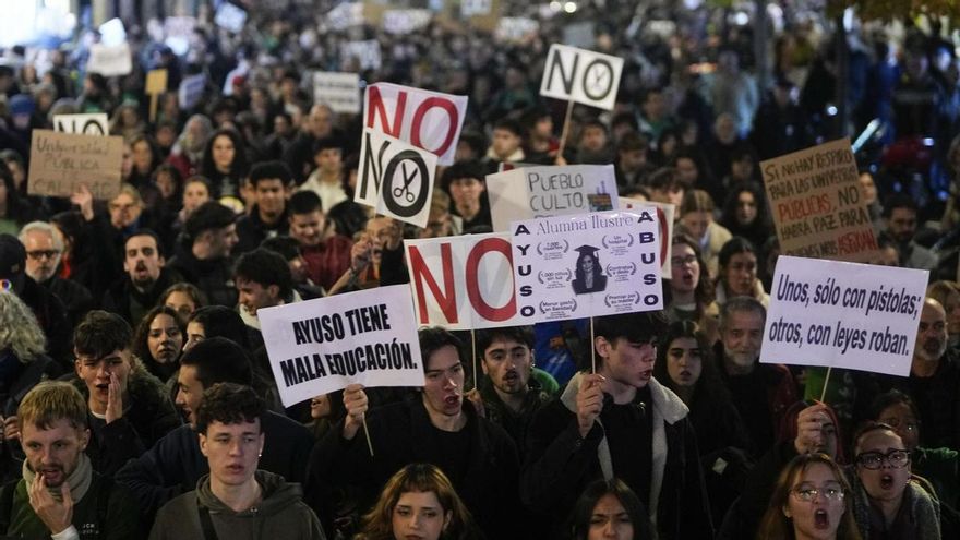 Varias personas participan en la manifestación convocada por la Coordinadora de las Plataformas en defensa de la universidad pública madrileña, durante el segundo día de huelga general universitaria.