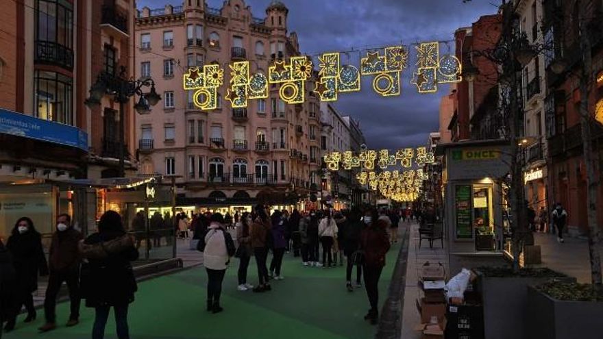 La avenida de Ordoño II repleta de gentío durante el encendido de las luces navideñas.