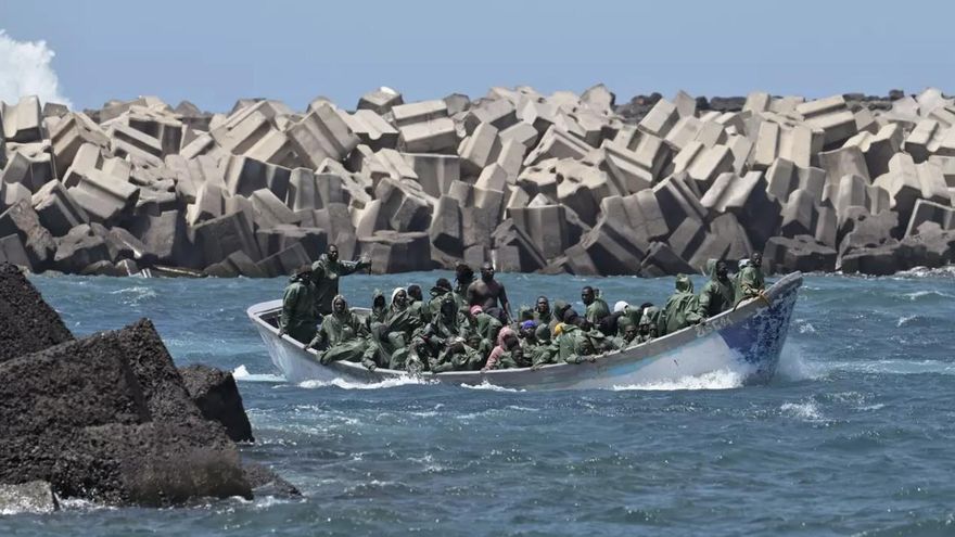 Salvamento Marítimo rescata en El Hierro a 403 migrantes en dos cayucos