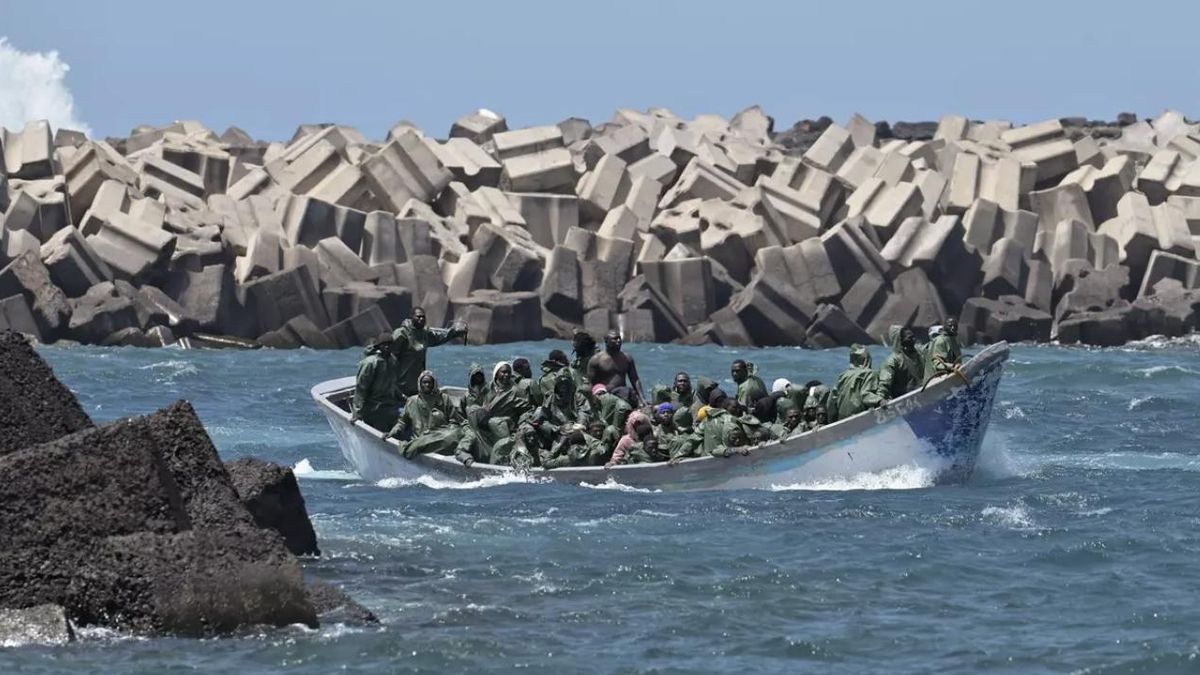 Salvamento Marítimo rescata en El Hierro a 403 migrantes en dos cayucos