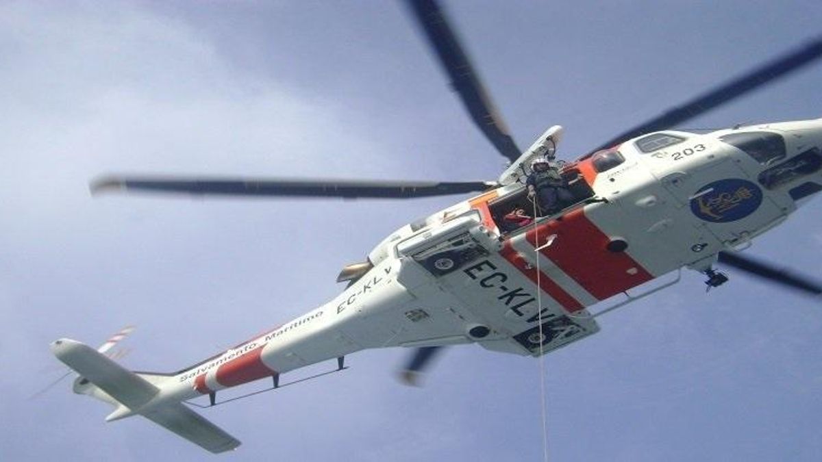 Rescatadas siete personas de una patera volcada en aguas del Estrecho