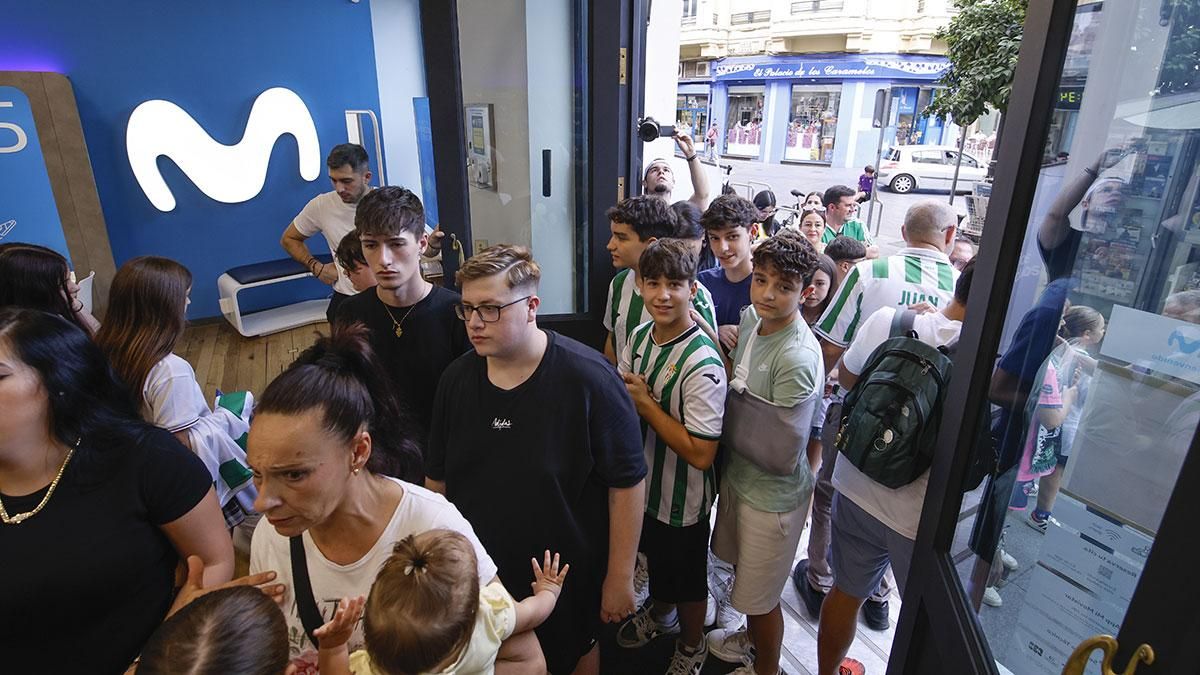 Isma Ruiz y Kevin Medina firman autógrafos a los aficionados del Córdoba CF