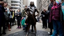 La estatua de la "Niña sin miedo" seguirá en Wall Street un año más