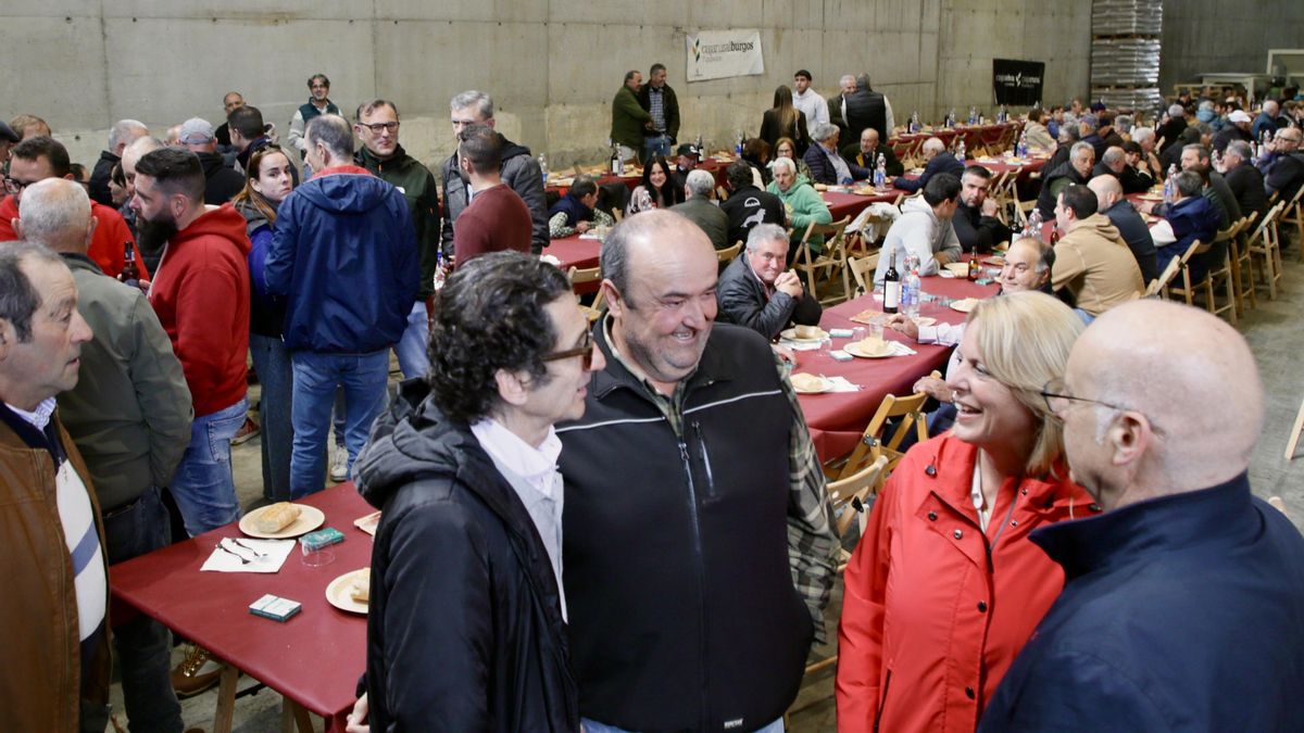 Dos centenares de ganaderos y agricultores celebran su patrón con una comida organizada por la cooperativa Valles Unidos del Asón
