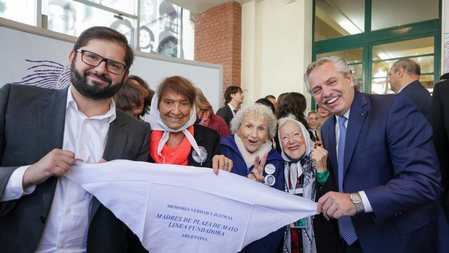 Gabriel Boric visitó el Museo Sitio de Memoria ESMA y estuvo con Abuelas y Madres de Plaza de Mayo