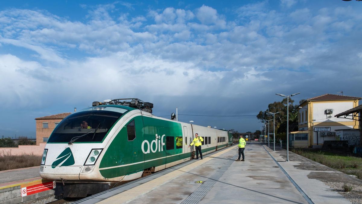 Para probar todos estos tramos, Adif usa el tren auscultador de la imagen, detenido este lunes en Oropesa (Toledo) y que siguió rumbo a Montijo (Badajoz)