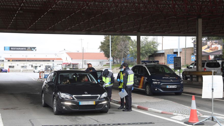 Controles en la frontera hispanolusa de Fuentes de Oñoro y Vilar-Formoso, en Salamanca. EFE/Carlos García/Archivo