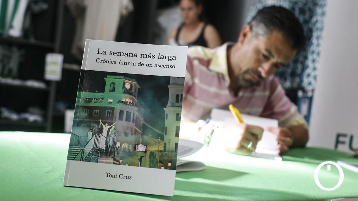 Toni Cruz presenta su nuevo libro: "La semana más larga" en la tienda del Córdoba CF