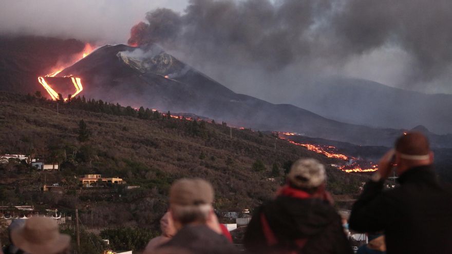 Un grupo de personas contemplan las nuevas coladas.