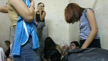 Mujeres víctimas de trata durante una intervención policial.