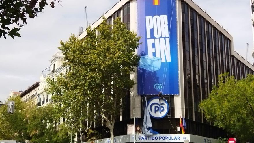 Lona instalada en la fachada de la sede del PP de la calle Génova de Madrid.