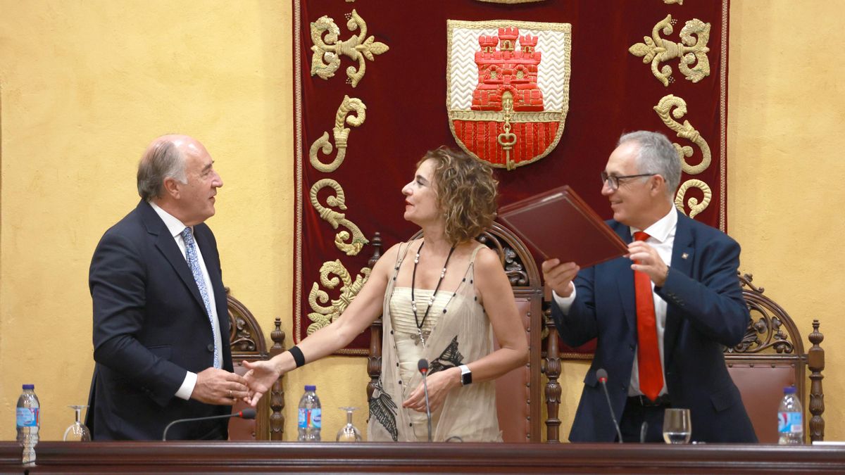 Archivo - La ex ministra de Hacienda, María Jesús Montero, y el alcalde de Algeciras, José Ignacio Landaluce (i), juntos en un acto sobre financiación en San Roque (Cádiz) el 8 de agosto de 2023. ARCHIVO.