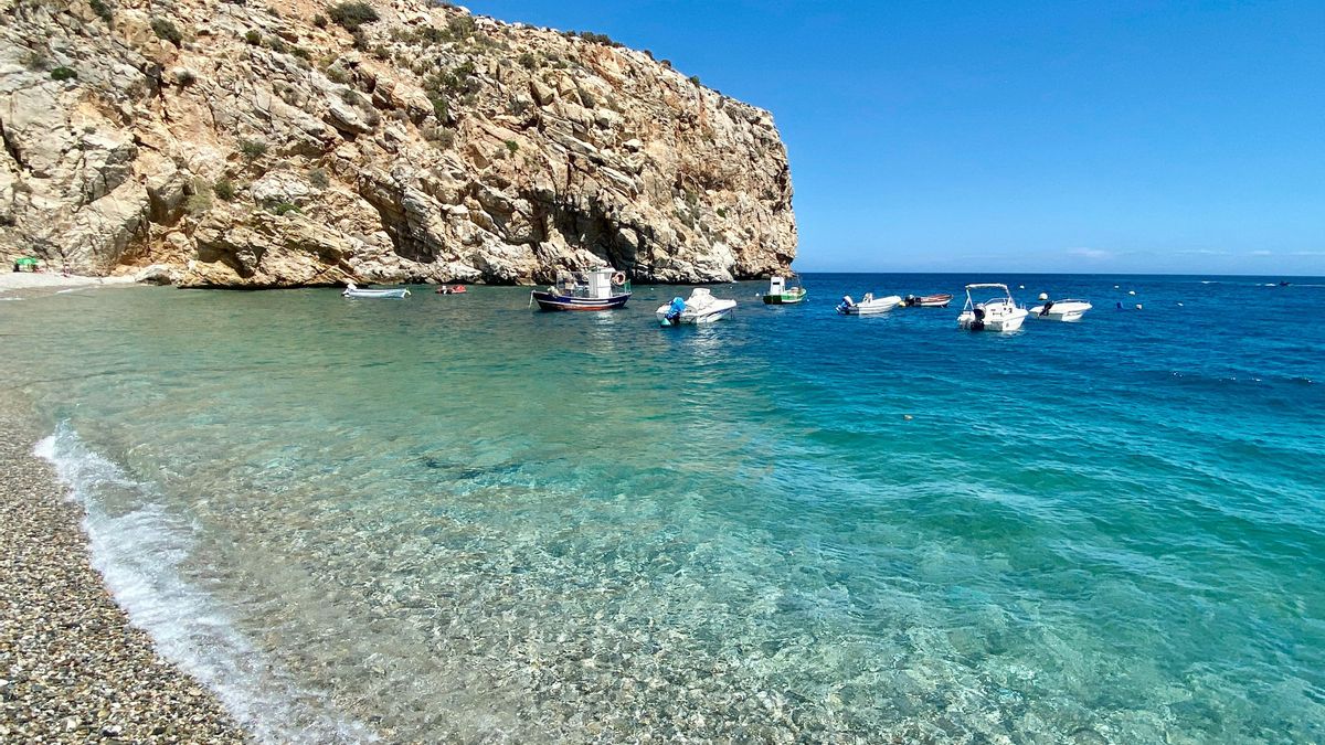 La playa de aguas transparentes y tranquilas en la costa de Granada para dar el último baño del verano