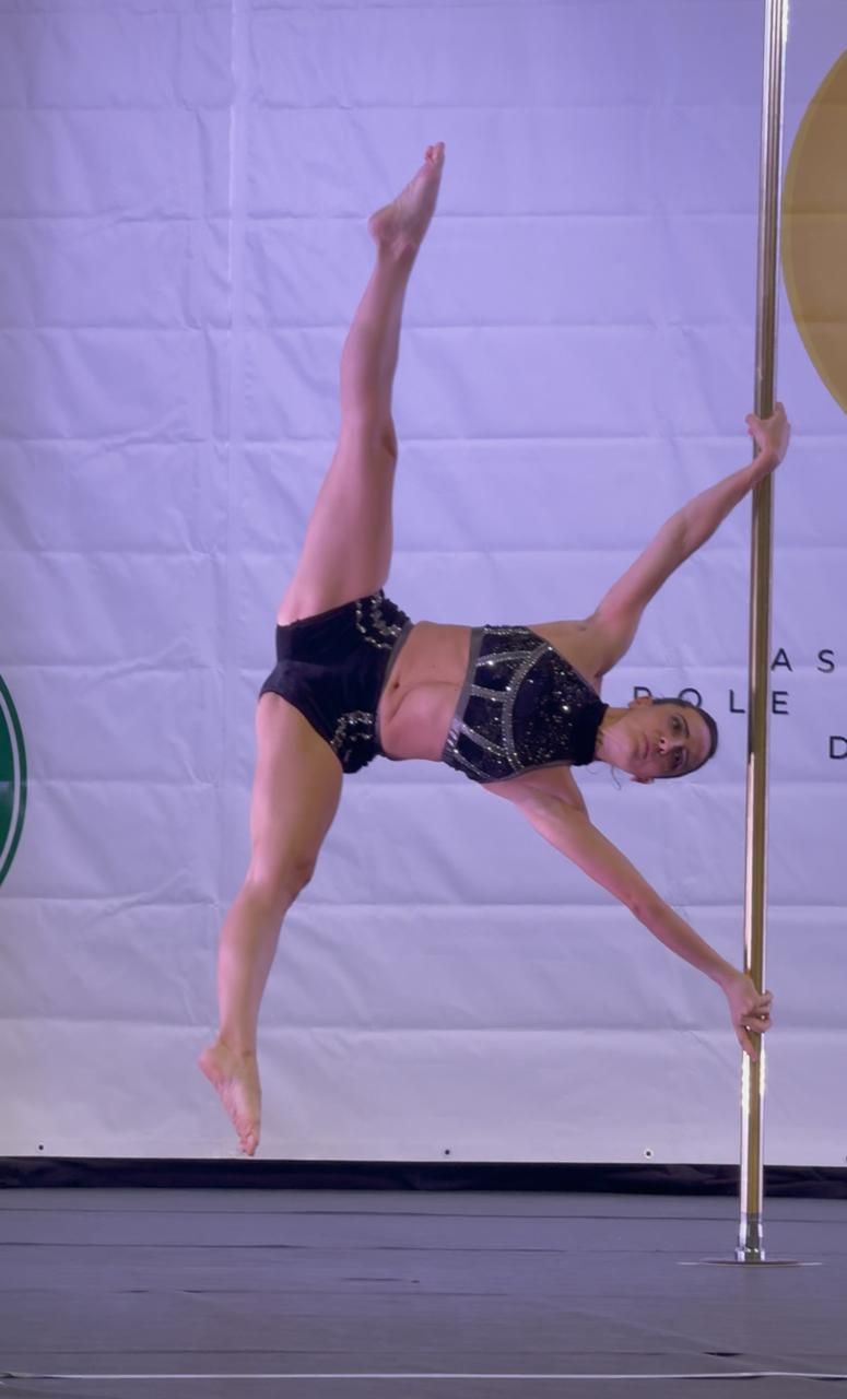 Irene López, en una competición de Pole Sport