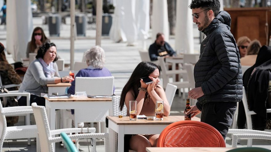 Varias personas en la terraza de un bar en Ibiza. EFE/Sergio G. Cañizares/Archivo