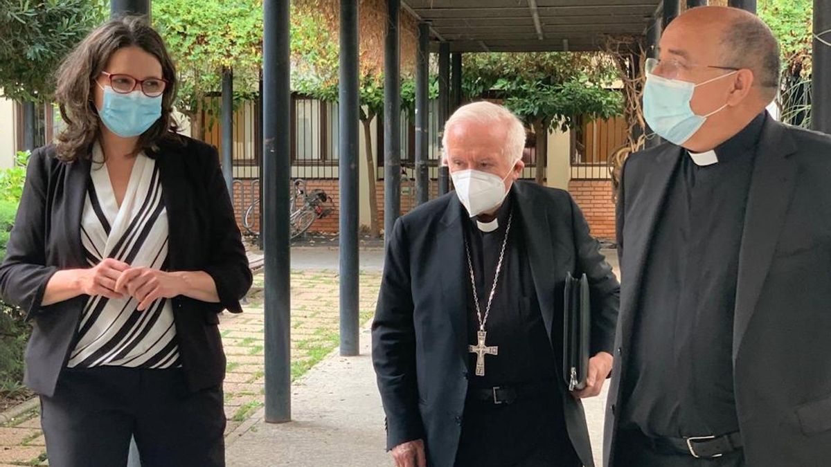 La vicepresidenta Mónica Oltra junt a l'arquebisbe Antonio Cañizares.