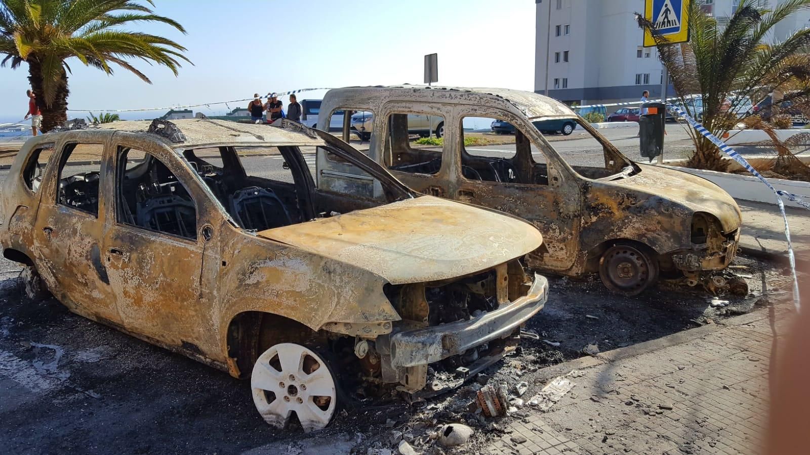 Vehículos calcinados en Jinámar