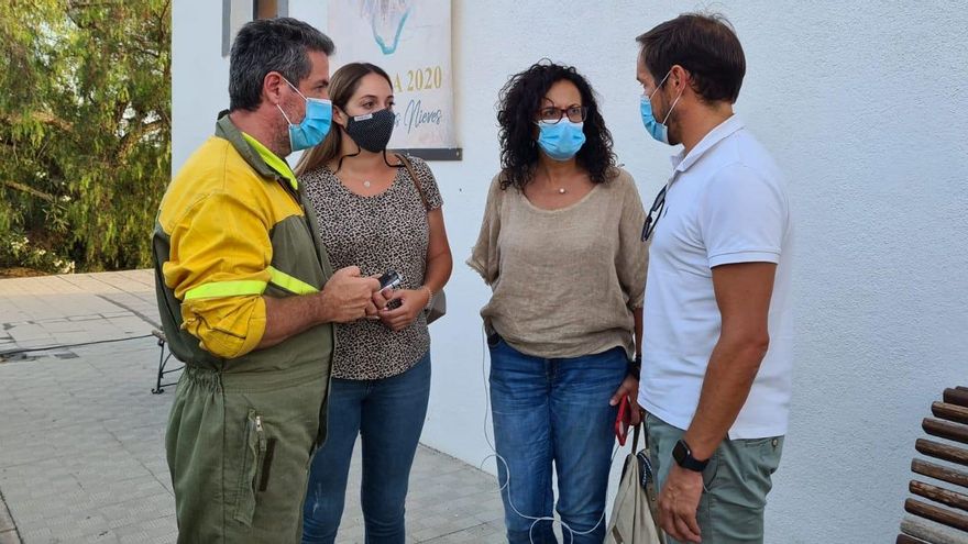 Las autoridades con el técnico de extinción del incendio.