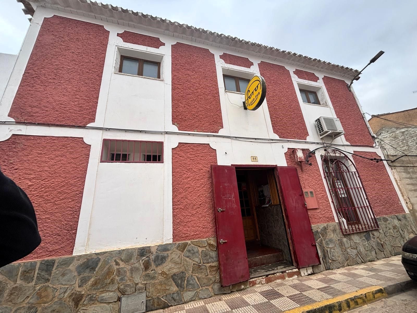 El actual pub que desde 1929 acogió en Cenizate el Cine Tornero