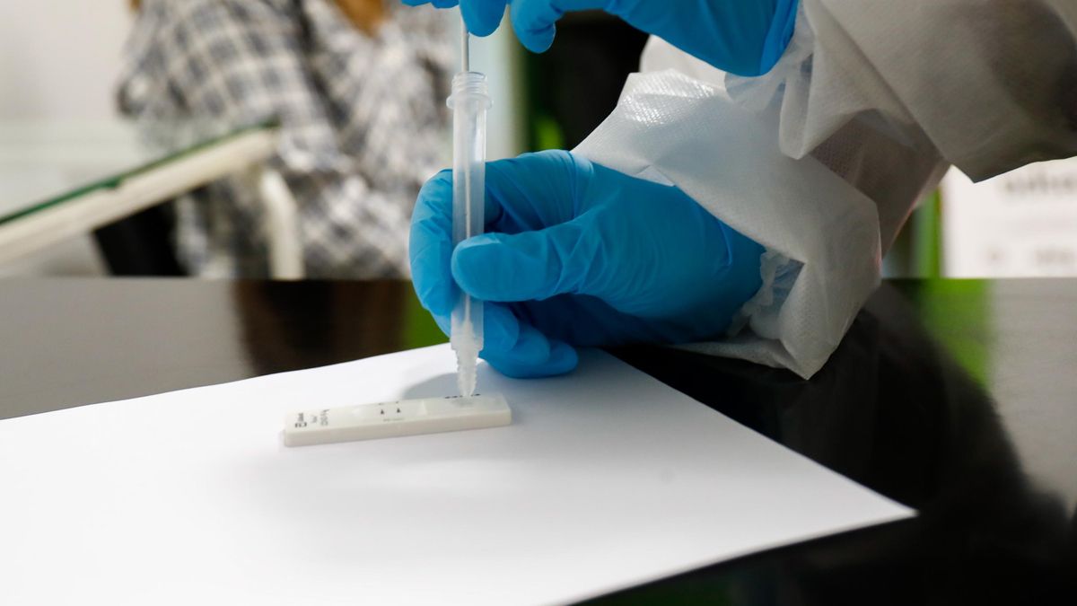 Una trabajadora sanitaria realiza un test de antígenos.