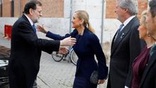 El expresidente Mariano Rajoy saluda a la expresidenta regional Cristina Cifuentes. Foto de archivo.