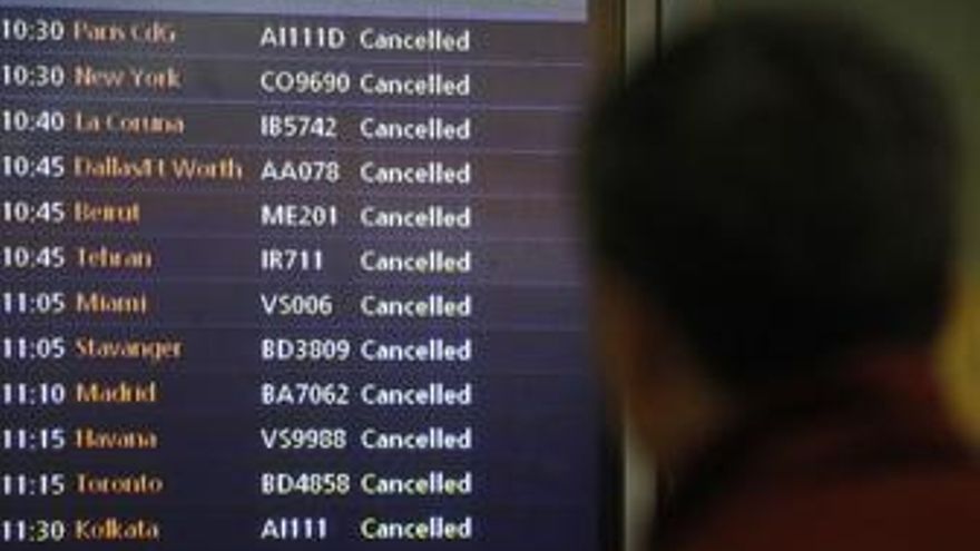 Monitor con vuelos cancelados en los aeropuertos de Reino Unido por el temporal