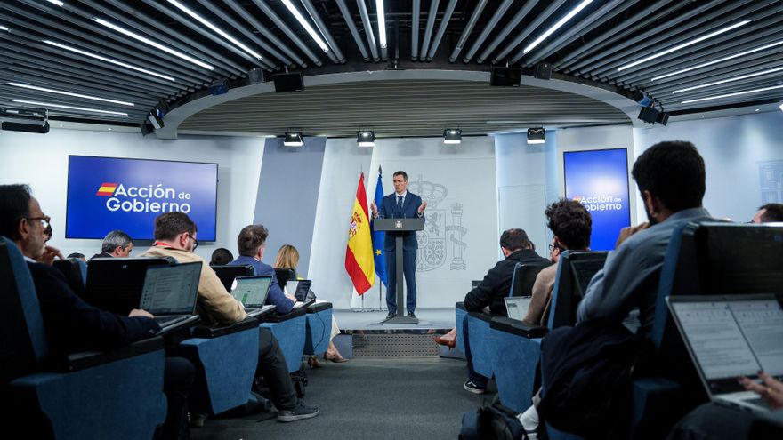 El presidente del Gobierno, Pedro Sánchez, durante una rueda de prensa posterior al Consejo de Ministros extraordinario, en el Palacio de la Moncloa, este viernes.