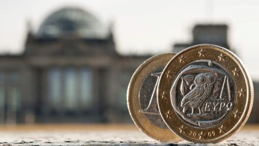 Dos monedas de euro, una de ellas acuñada en Grecia, fotografiadas delante del Bundestag en Berlín.