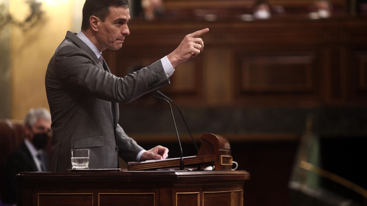 Archivo - El presidente del Gobierno, Pedro Sánchez, interviene durante una sesión plenaria, a 14 de abril de 2021, en el Congreso de los Diputados, Madrid, (España). Durante el pleno, el Gobierno dará cuenta de los datos y gestiones realizadas durante el