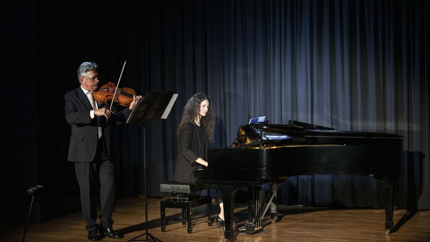 Concierto de música de cámara en el Goethe Institut de Madrid, celebrado el 24 de noviembre, con la pianista ucraniana Anastasiia Frasyniuk y el violinista ruso Serguei Savrov.