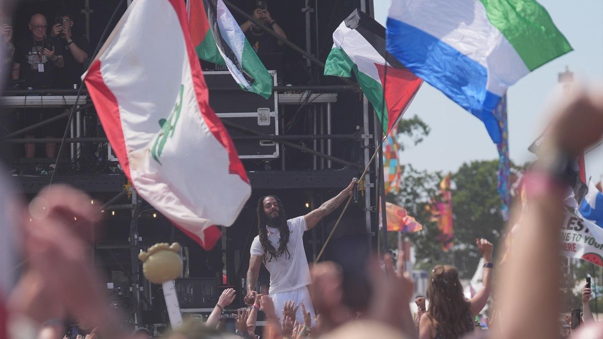 Uno de los integrantes del dúo Bob Vylan agita una bandera palestina en el escenario del Festival de Glastonbury, en Inglaterra, el 28 de junio.