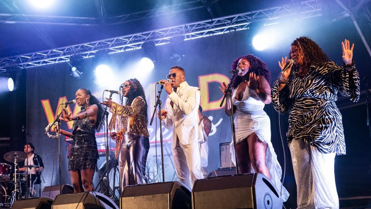 Arp Frique & The Perpetual Singers cerraron el contenido musical del Womad ya de madrugada en la plaza Mayor