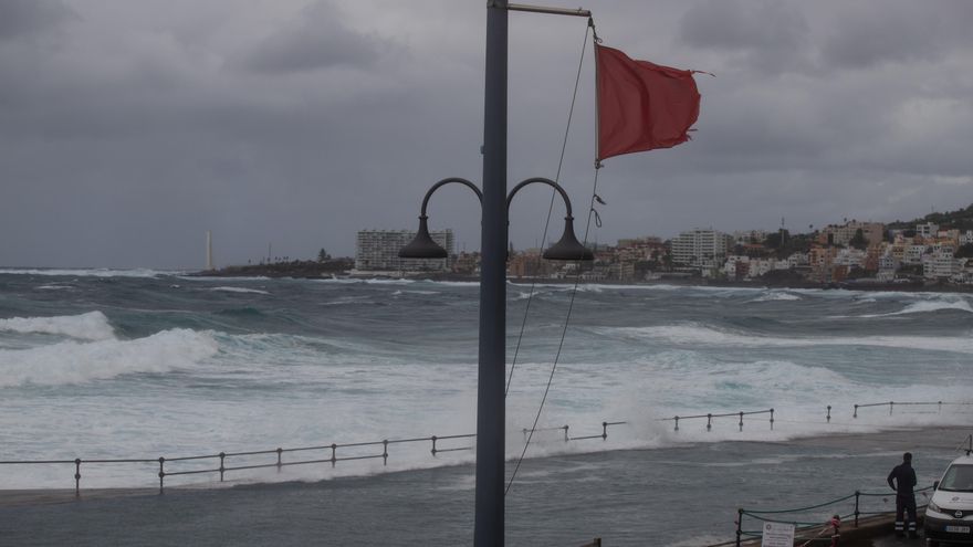 La bandera roja ondea en Bajamar por el fuerte oleaje.