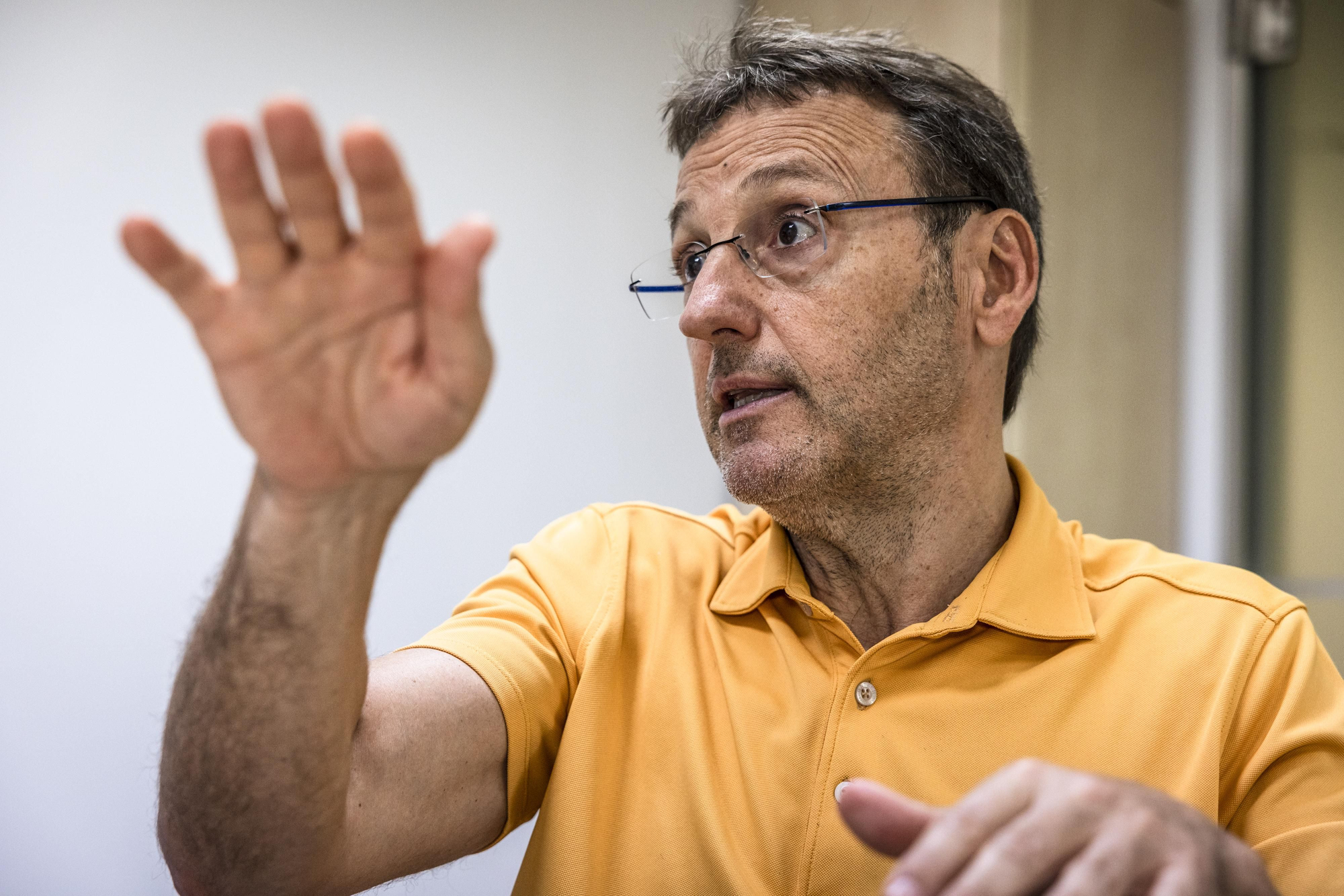 Eduard Gratacós, durante la entrevista en su despacho del Hospital Clínic de Barcelona
