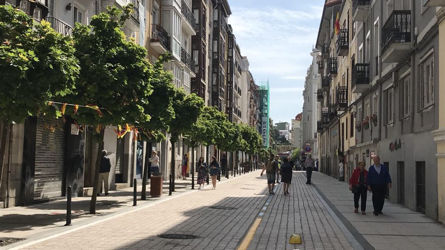 Imagen de la calle Peña Herbosa antes de que se retirara el arbolado a petición de vecinos y hosteleros.
