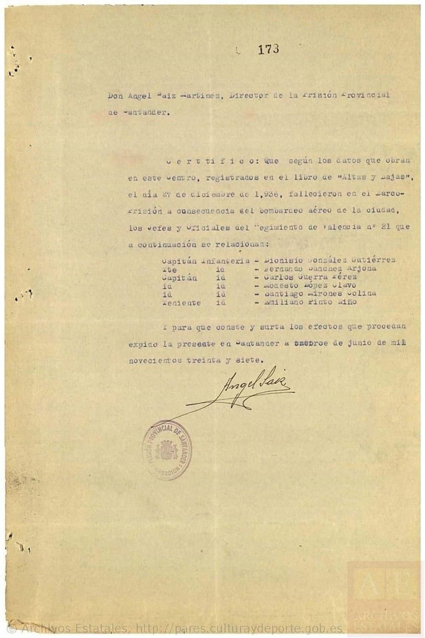 Certificado del director de la Prisión Provincial de Santander con el nombre y la graduación de cinco oficiales del Regimiento Valencia asesinados en el 'Alfonso Pérez'.