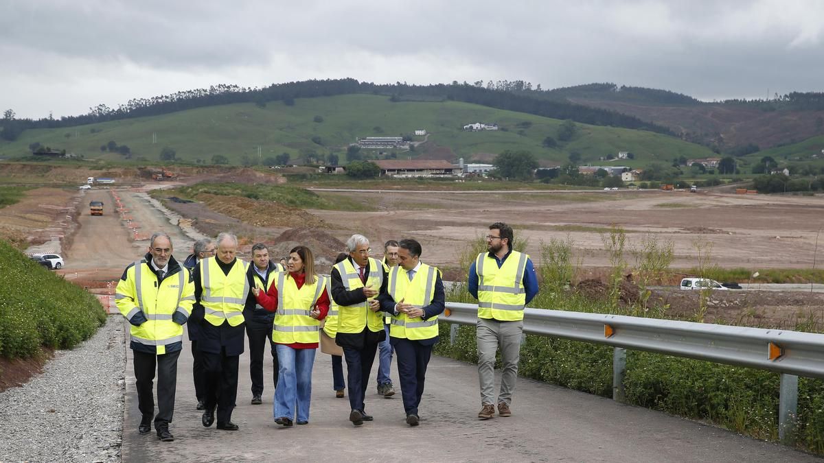 La presidenta de Cantabria, María José Sáenz de Buruaga, visita las obras del centro logístico de La Pasiega.