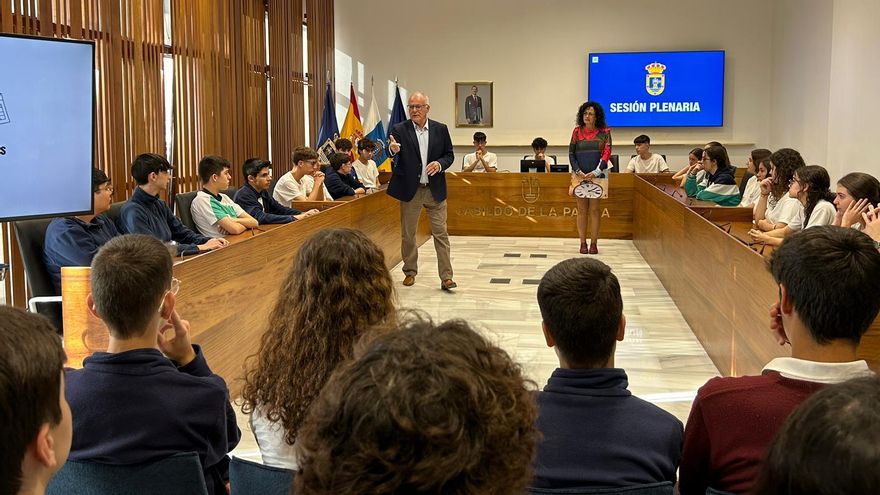 Visita al Salón de Plenos del Cabildo de La Palma.