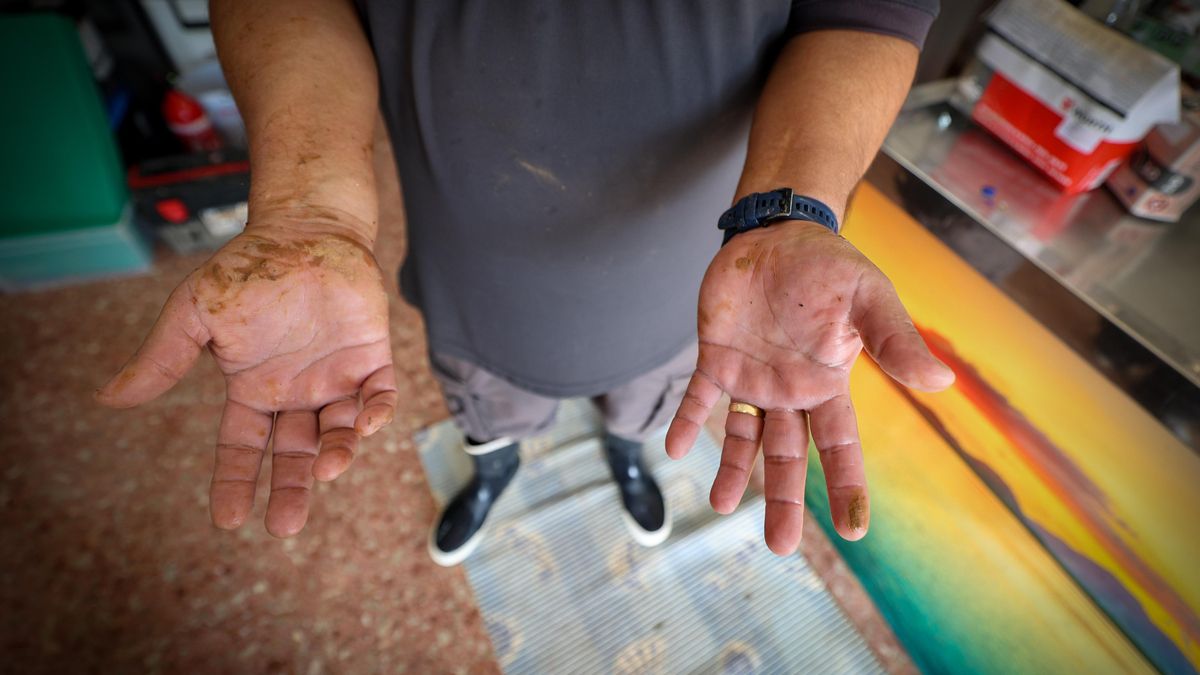 Treballadors, amics i familiars del negoci nàutic porten vuit dies netejant sense descansar el local encara inundat