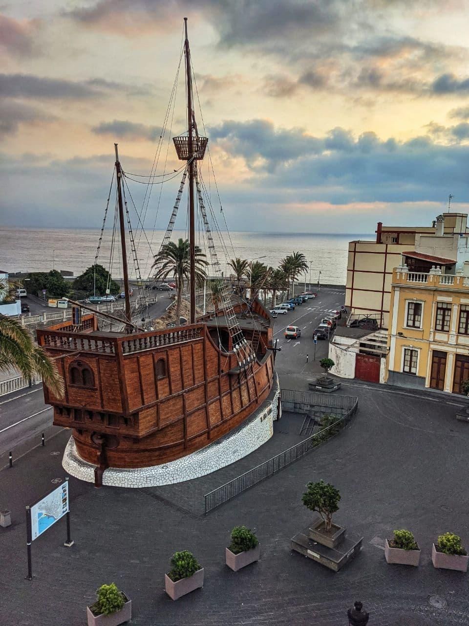 Entorno del Barco de La Virgen, en la zona norte de Santa Cruz de La Palma, en la mañana de este sábado, cubierto de ceniza. Foto: JOSÉ F. AROZENA