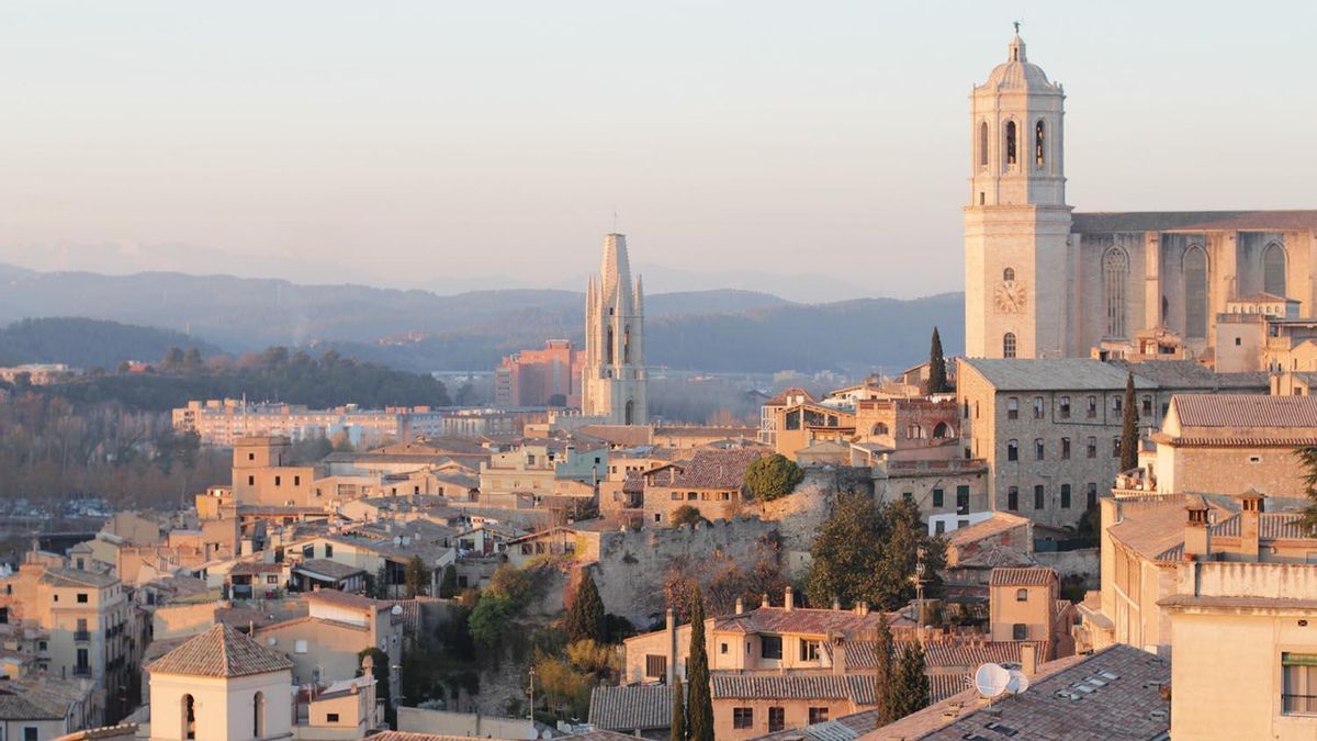 Girona, con la catedral y la basílica de Sant Feliu al fondo.