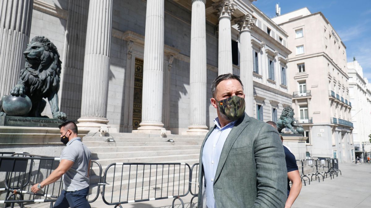 El presidente de Vox, Santiago Abascal, frente al Congreso de los Diputados, a 14 de julio de 2021, en Madrid (España).